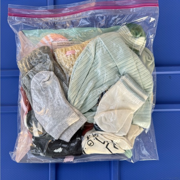 Big bundle of newborn baby socks, mittens, caps, beanies - Picture 9 of 10